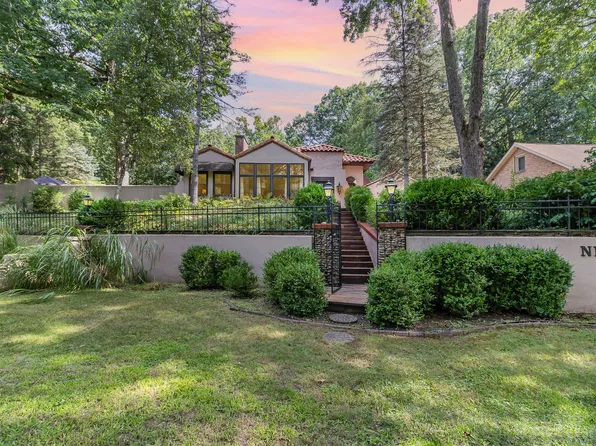 9 E Stillwater Ave, Beverly Shores, IN 46301