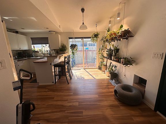 3rd image of 140 Lyon Pl SE
