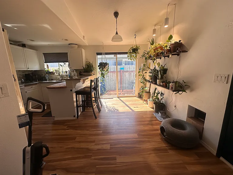 140 Lyon Pl SE — Photo 3