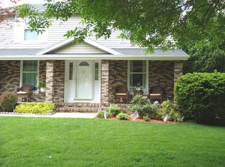 11 Sandhurst Dr, Rochester, NY 14617