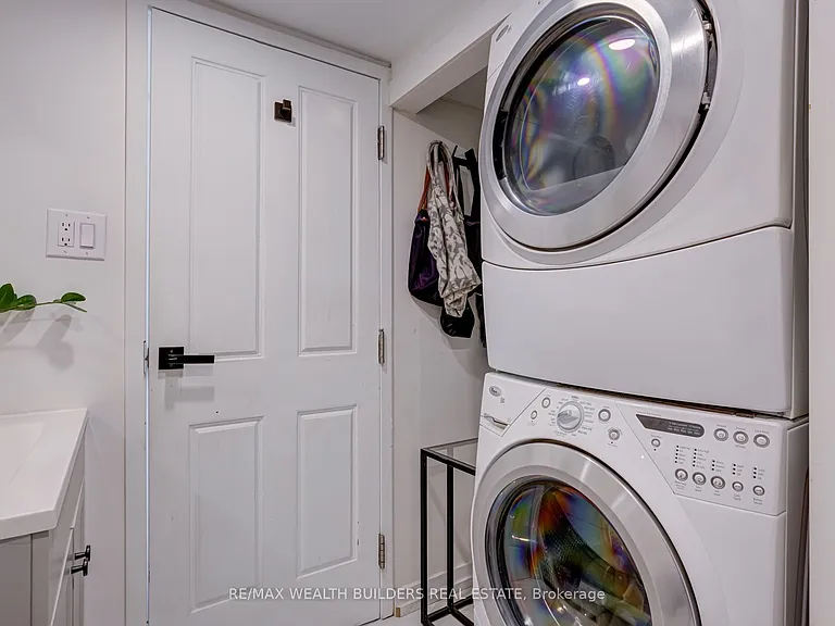 393 King St E #403 — Photo 21