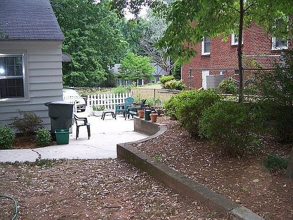 view of side patio/driveway