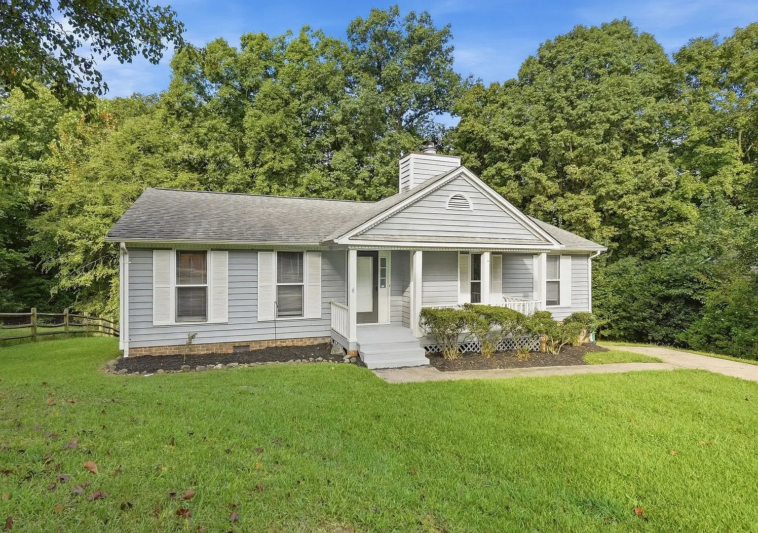 Move-in Ready 3 Bedroom Ranch Home in University Area — Photo 1