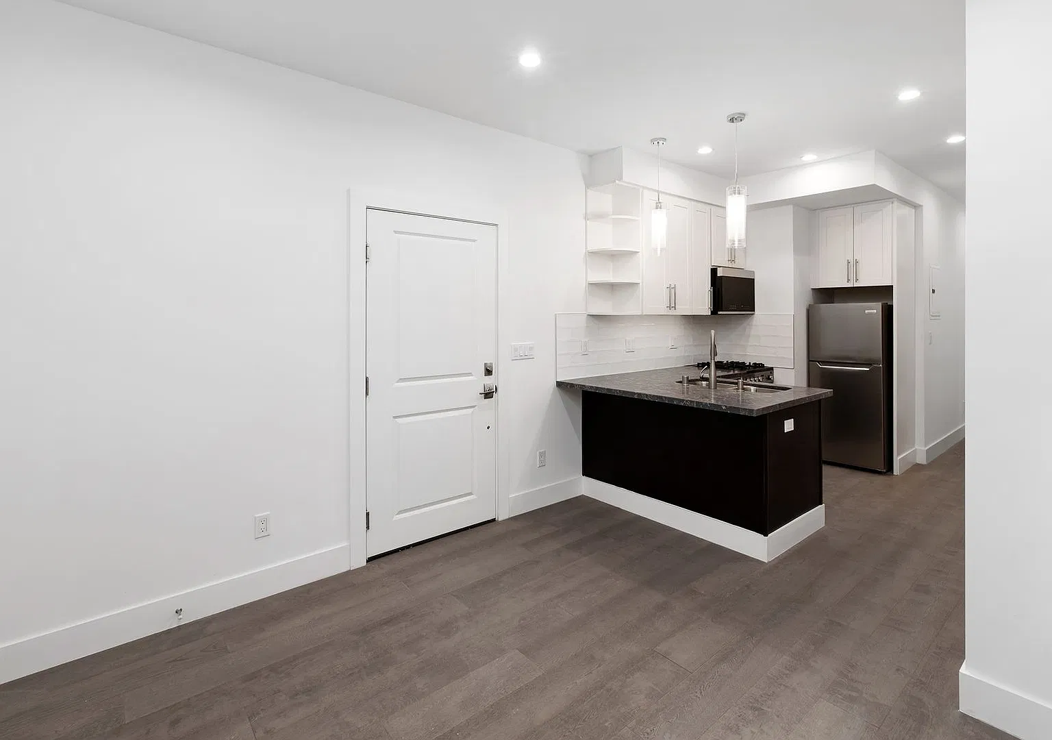 1555 Oak Street (850r) — Photo 3