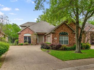 702 Village Green Dr, Desoto, TX 75115
