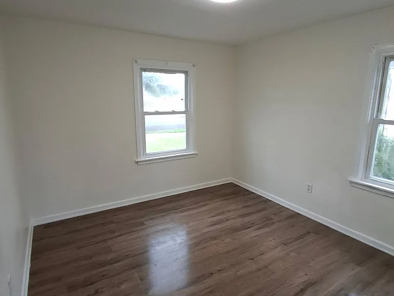 379 W Stewart St — Photo 12