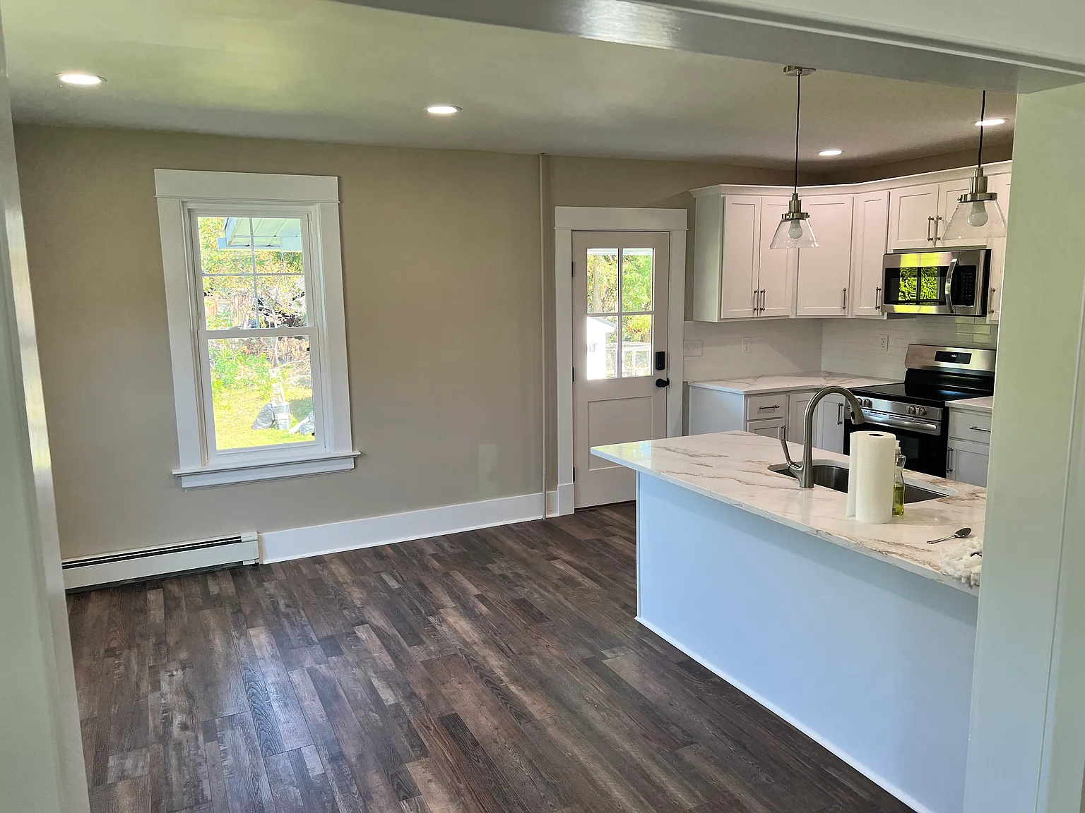 3 bed, 1100 sqft, $1,975 — Photo 2