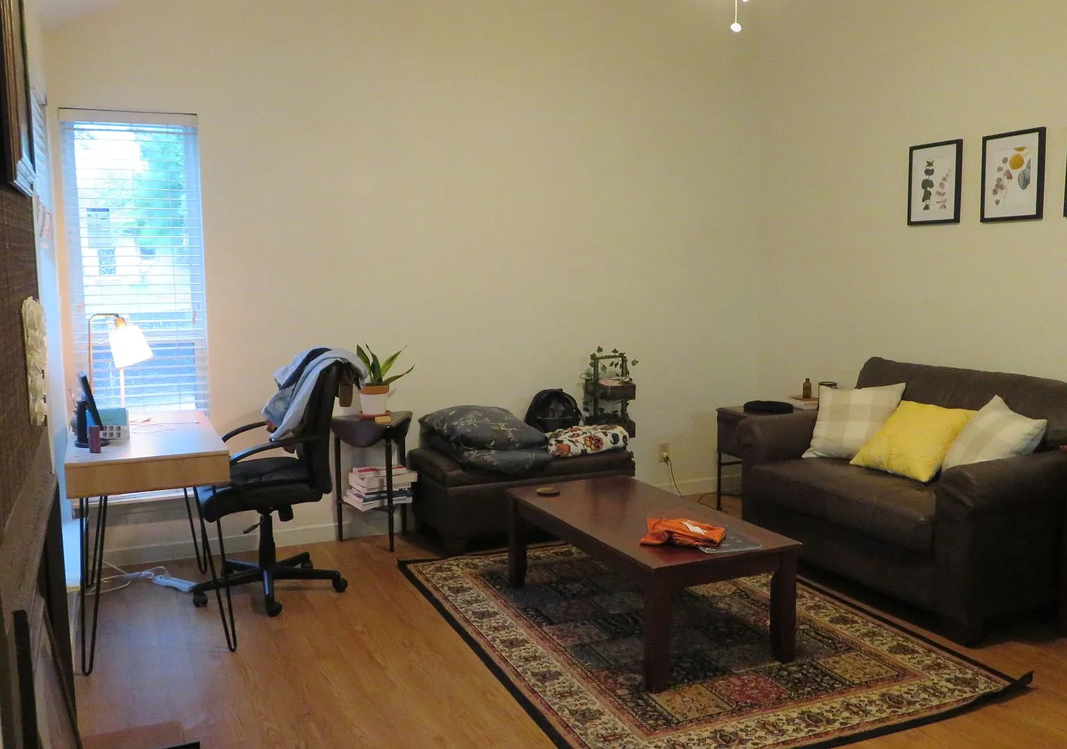 Cute Studio With Loft. Ut Shuttle Bus Across The Street — Photo 3