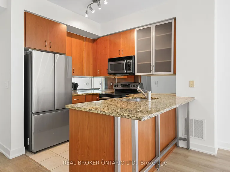 438 King St W #1404 — Photo 8