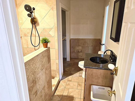 4th image of 2351 Longhorn St #B