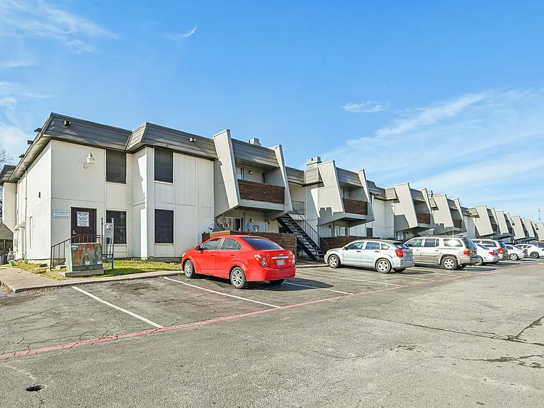 Rock Island Apartments — Photo 15