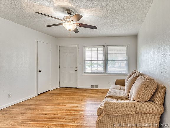 4th image of 2425 W 49th St