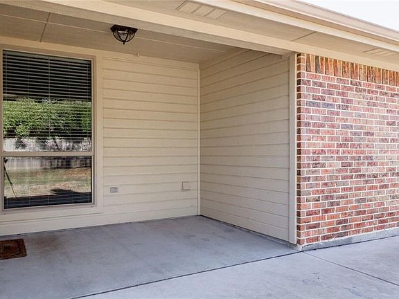 5th image of 1214 Hemphill Dr