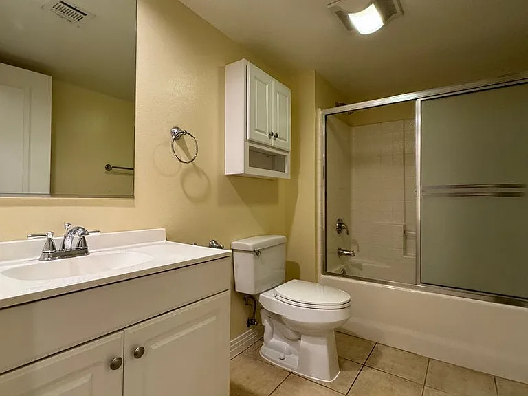 L'Gallia Studio City Apartments — Photo 9