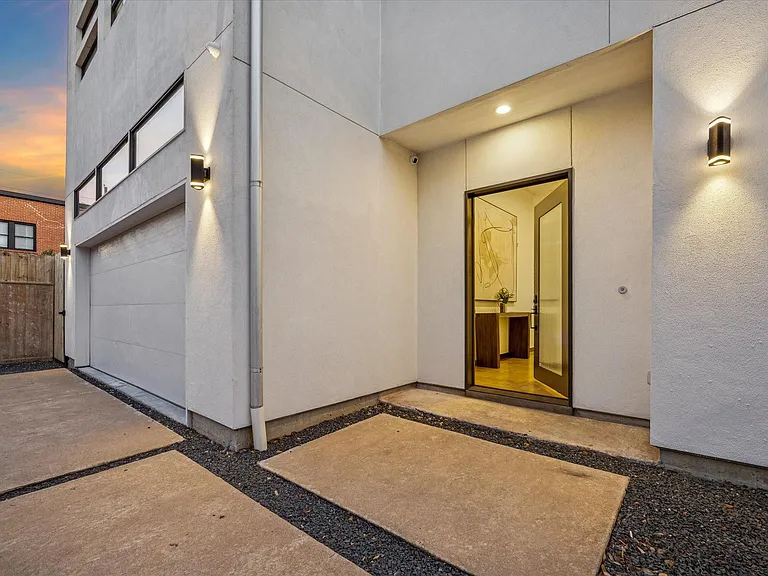 118 Tuam St — Photo 10