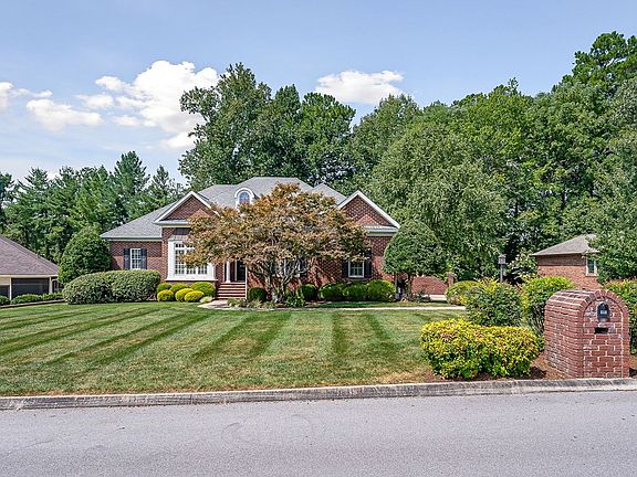 3rd image of 840 Oaklawn Ct