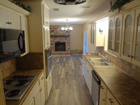 3rd image of 1209 Lamar Ave