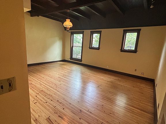 4th image of 325 Forest Ave