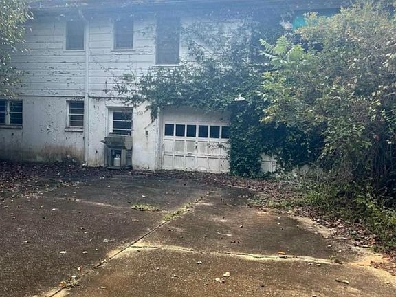 5th image of 108 Chaney St