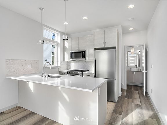 5th image of 1010 B NE 92nd Street