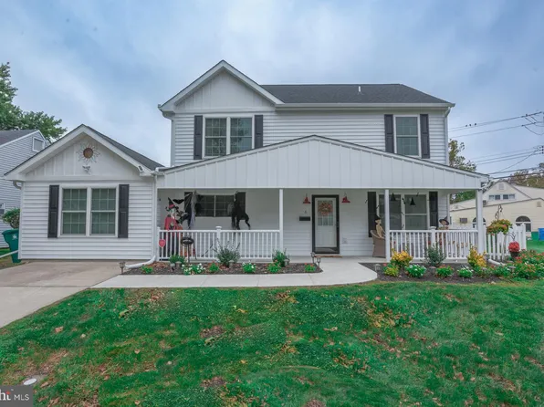 6 Hickory Ln, Levittown, PA 19055