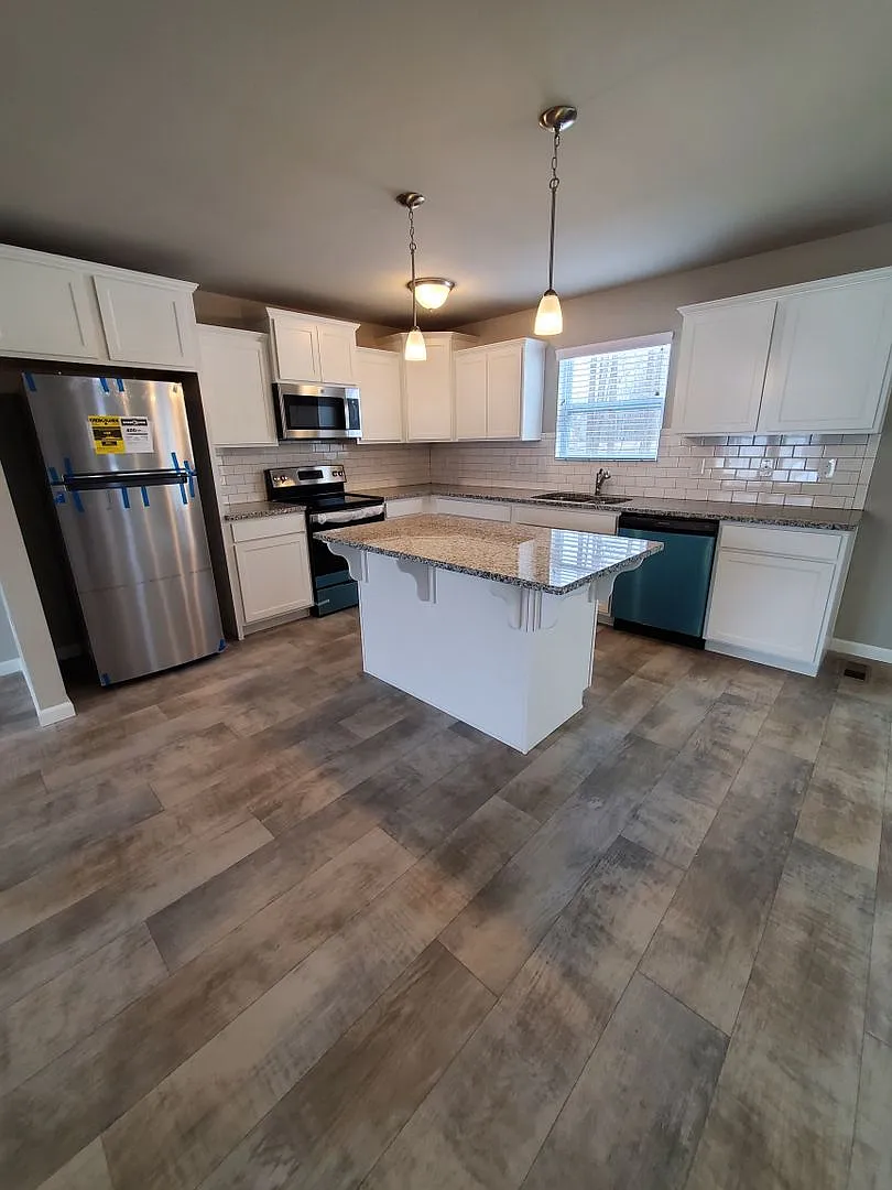 Stunning 4 Bedroom Home For Lease — Photo 2