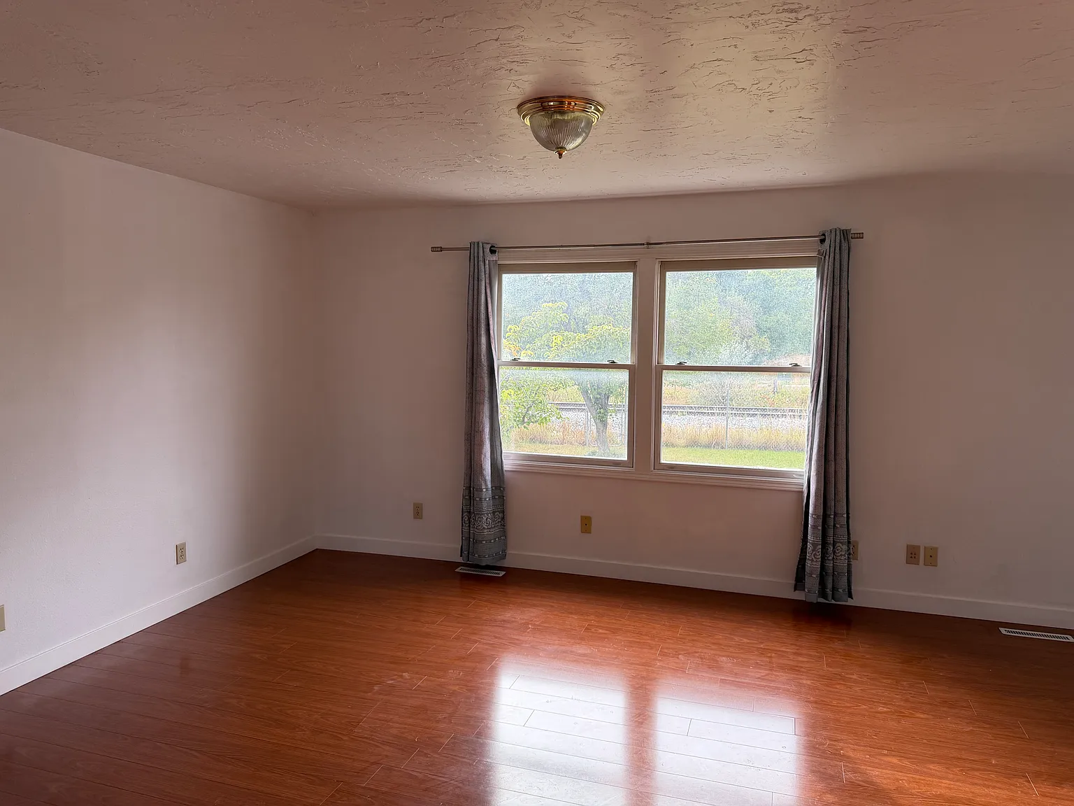6 bed, 2200 sqft, $2,400 — Photo 4