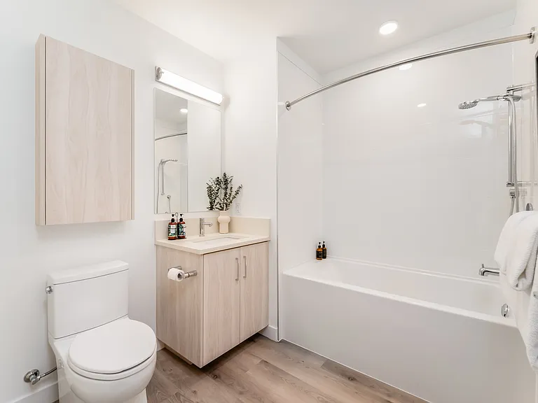 2762 Lonsdale Ave — Photo 19