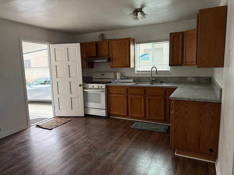 3322 W Camille St — Photo 3