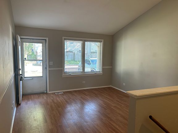 3rd image of 1116 Stratford Ln