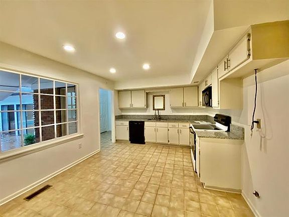 4th image of 8105 Farmington Blvd