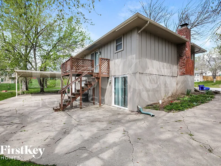 606 NE Park Cir — Photo 14
