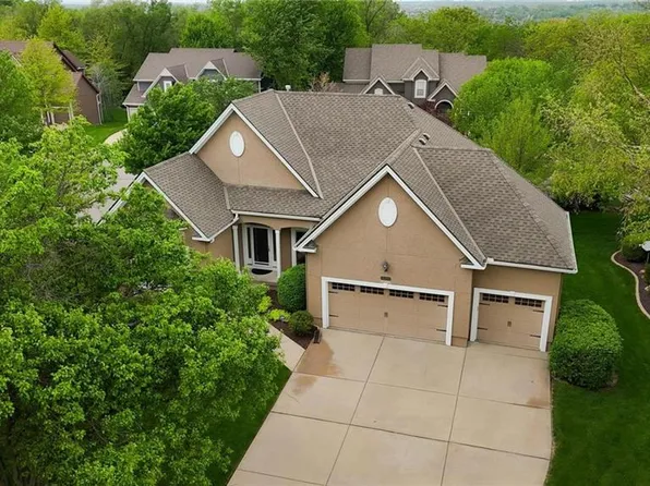 16058 Cambridge Cir, Stilwell, KS 66085