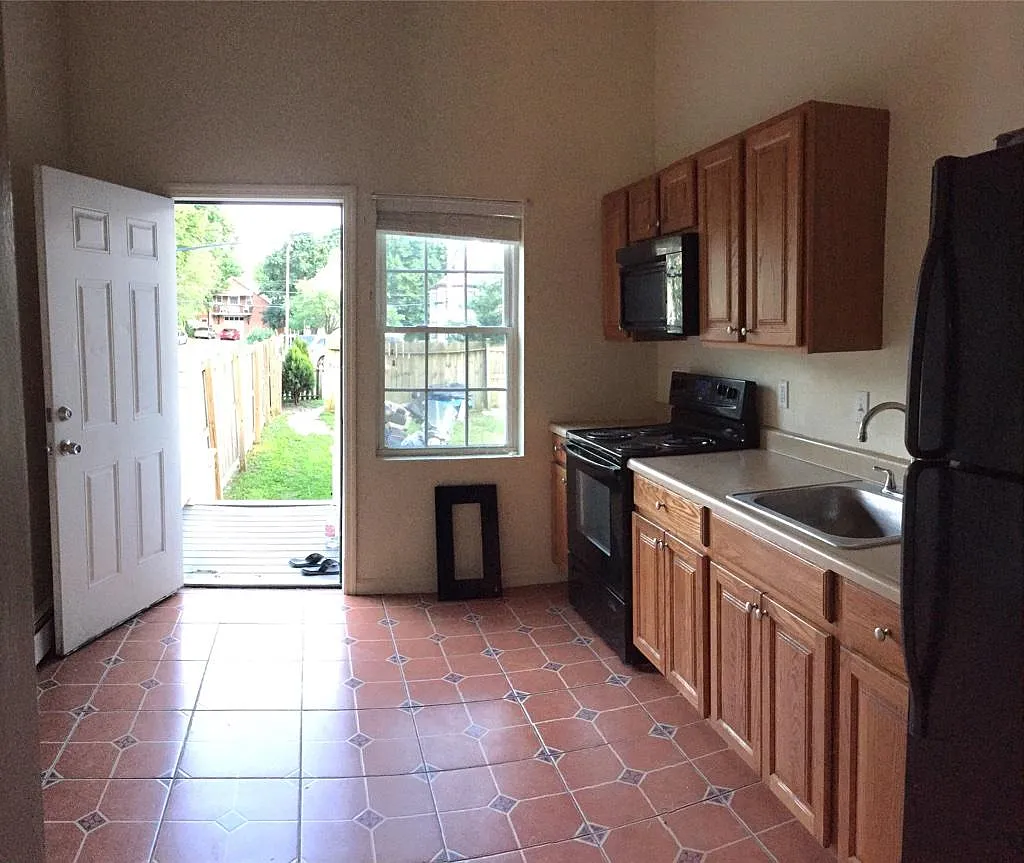 3 bed, 1000 sqft, $2,200 — Photo 1