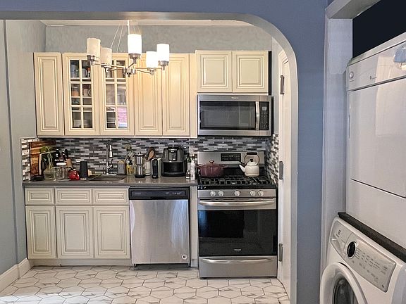 2nd image of 143 Montague St APT 5R