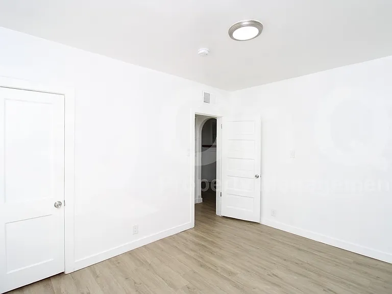146 N 10th Ave — Photo 9