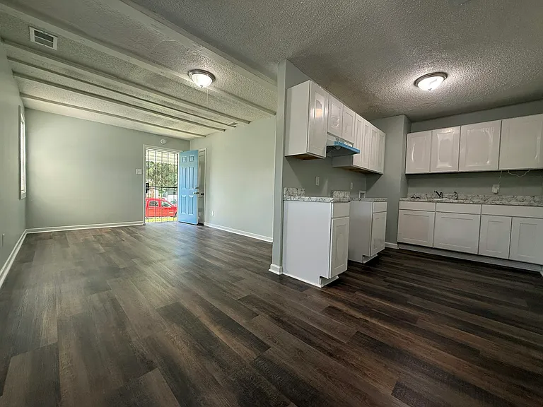 332 Flynn Rd — Photo 2