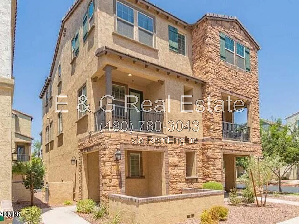 1635 E Dogwood Ln