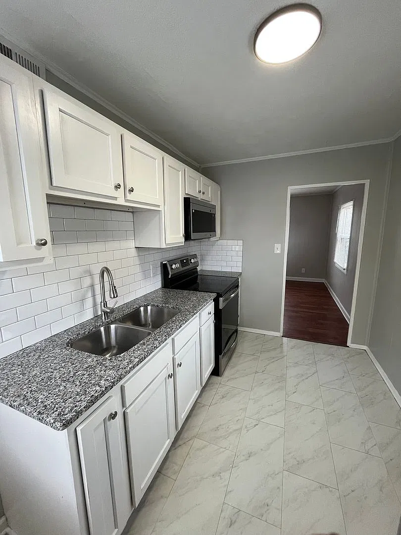 Charming 2-Bedroom Home with Updated Kitchen, Backyard & Garage! — Photo 3