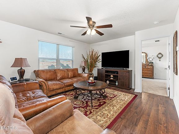 3rd image of 180 Crescent Cir