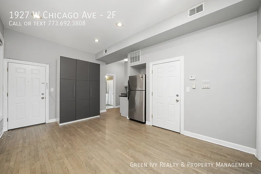 Cozy 1 Bed +Den In East Village-Updated Finishes, Laundry On Site, Amazing Location! — Photo 4