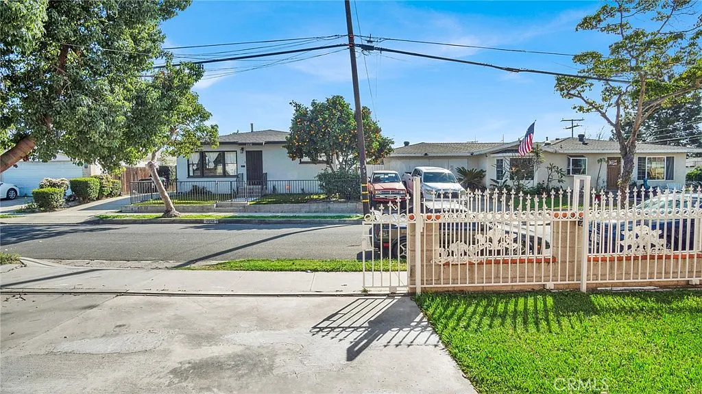3 bed, 888 sqft, $2,900 — Photo 3