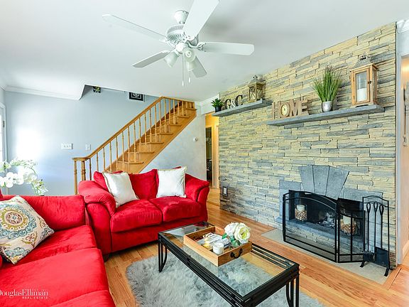 3rd image of 54 Lion Ln