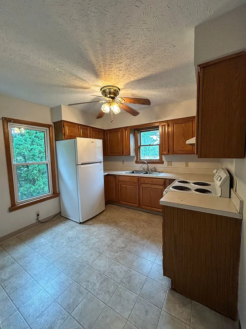 Two bedroom, upstairs duplex — Photo 3