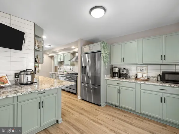 204 Hillcrest Rd, Pasadena, MD 21122