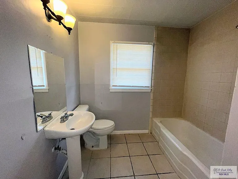 902 E Parkwood Dr — Photo 6