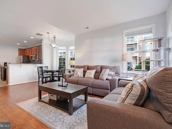 42587 Hollyhock Ter, Ashburn, VA 20148