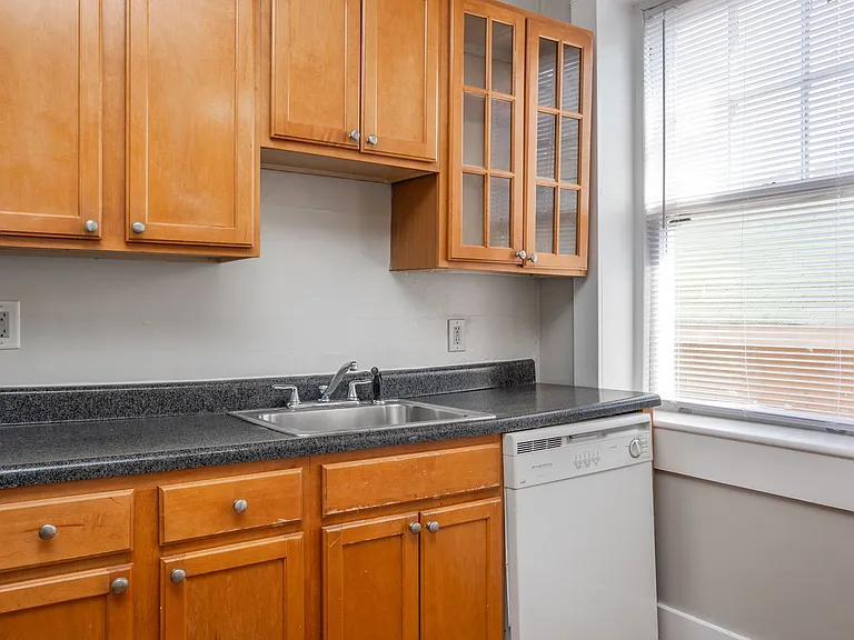 Katherine Court Apartments — Photo 32