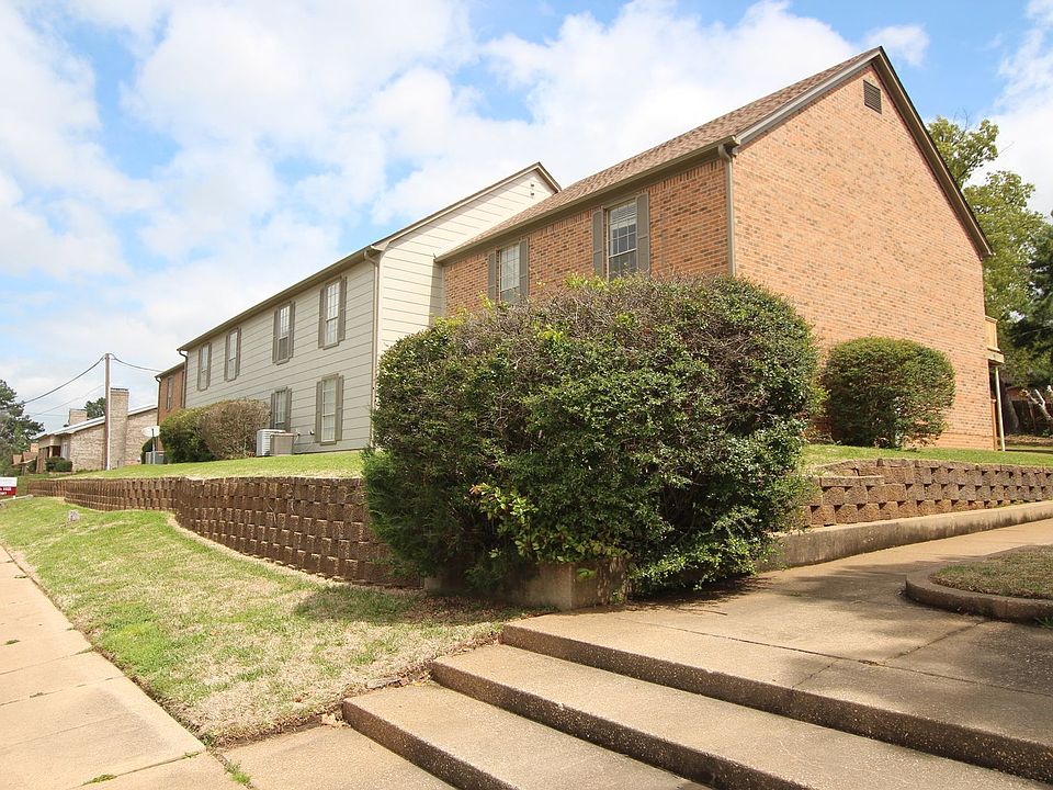 Wyndham Hill Apartments conveniently located in Southeast Tyler 4222