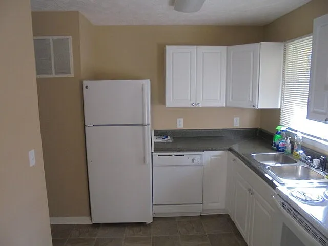 6774 Valley Hill Ct — Photo 2